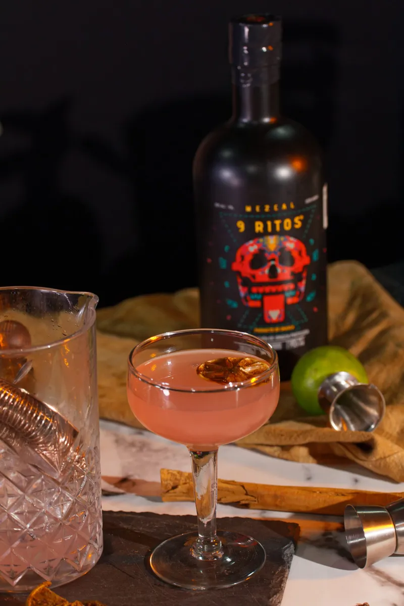 Cóctel del Ritual 1 preparado con Mezcal 9 Ritos