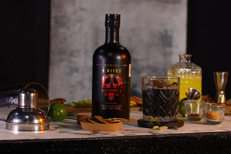 Cóctel del Ritual 10 preparado con Mezcal 9 Ritos
