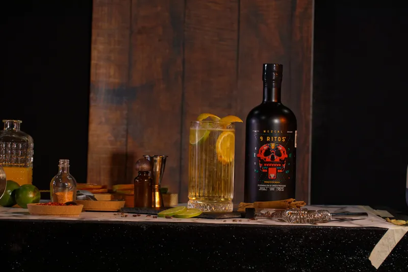 Cóctel del Ritual 7 preparado con Mezcal 9 Ritos